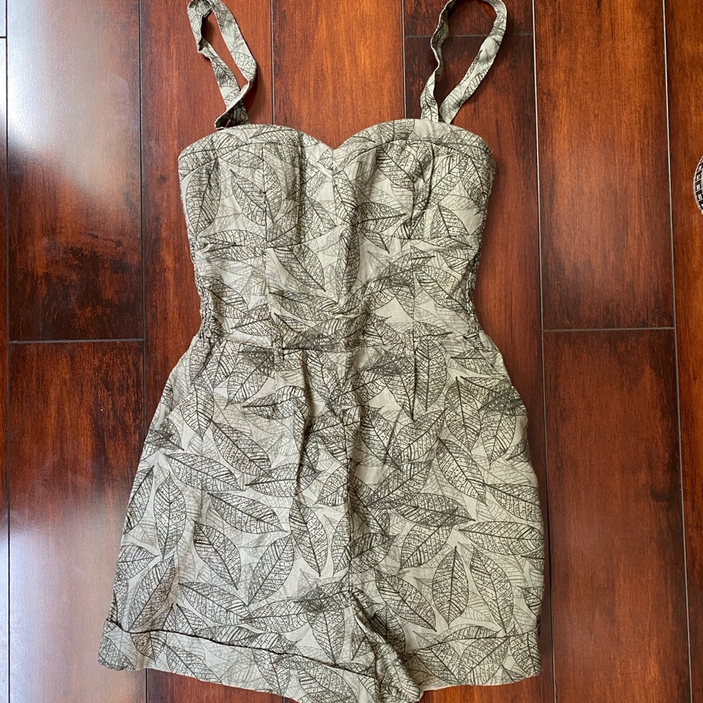 Leaf print linen short romper w/removable straps and pockets. Small